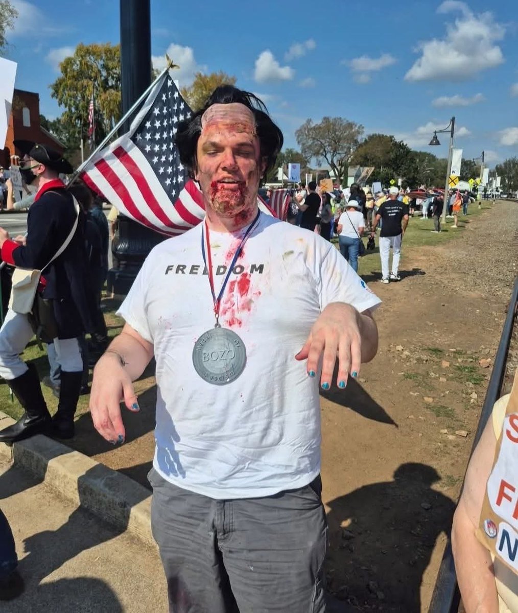 libsoftiktok's tweet image. This freak was mocking Charlie’s ass*ssination at the no kings protest in Georgia
Anyone recognize him??