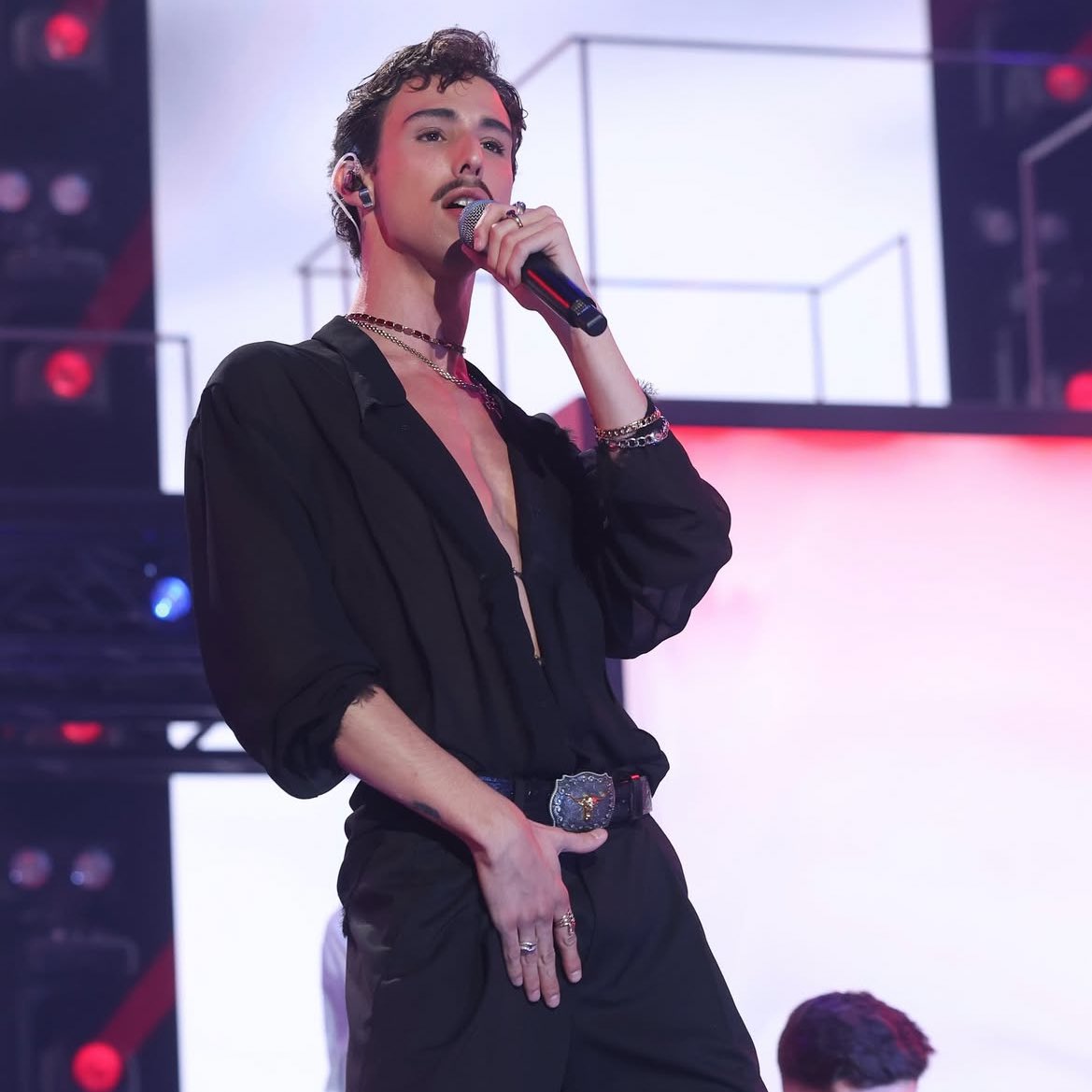 rafalozzz's tweet photo. jamás conseguimos hacerle nómada favorito pero hoy volvió por la puerta grande para cantar SU canción tras haber sacado SU ep y SU álbum y haber sido seleccionado en benidorm fest y nominado a artista revelación ⭐️ el mayismo nunca morirá #OTGala5 https://t.co/psVqOfO4OW