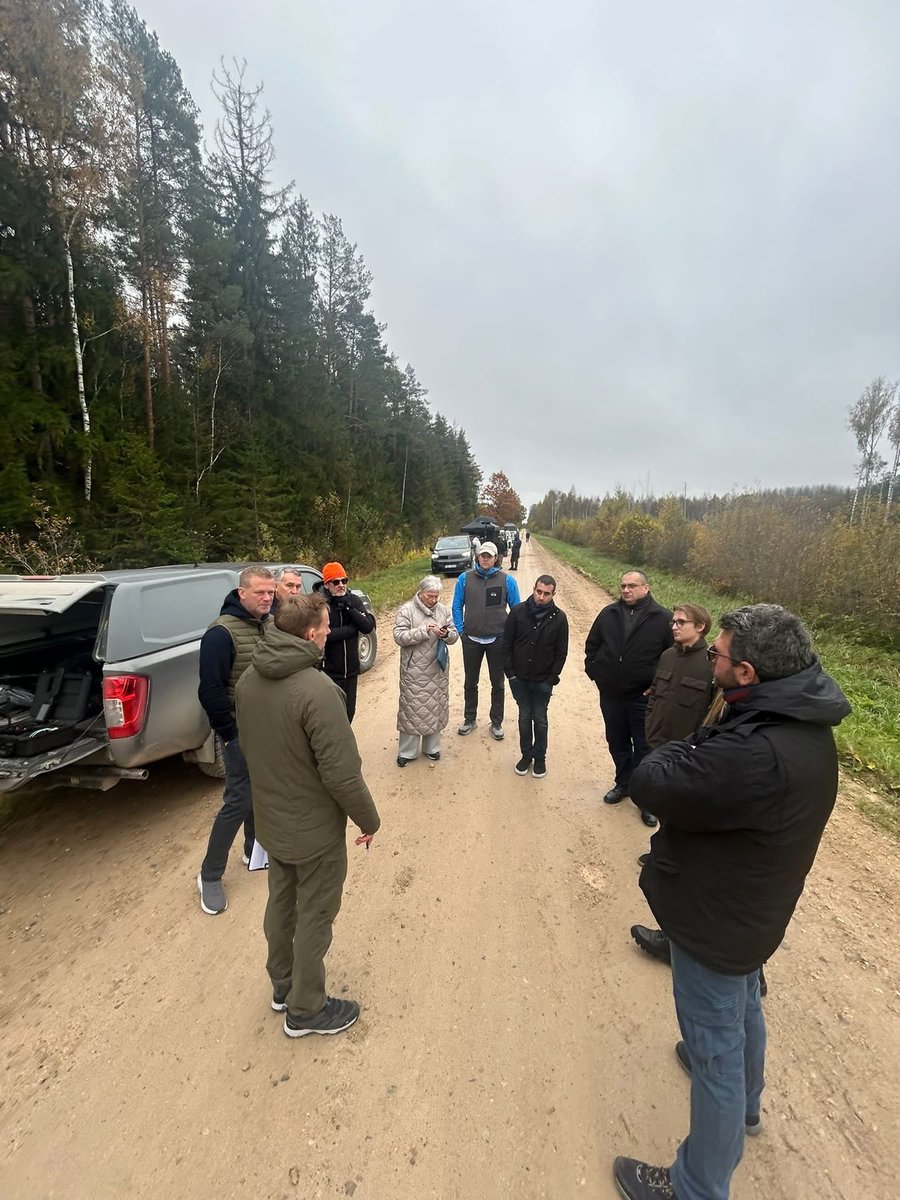 Avedu dažus EP kolēģus uz robežu. Var stundām stāstīt no tribīnes par pierobežu bet nekas tā nepārliecina kā pašu pieredze. Ir jāved kolēģi un jārāda. Kaut pa vienam. Tas strādā. 

PS. Dabūju beidzot arī izrunāties. Parlamentā tikai minūti ļauj.