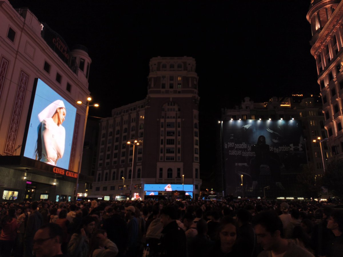 Cruzarme con lo de Rosalía en Callao y tener que explicar en inglés a turistas lo que estaba pasando es algo que no me esperaba yo un lunes.