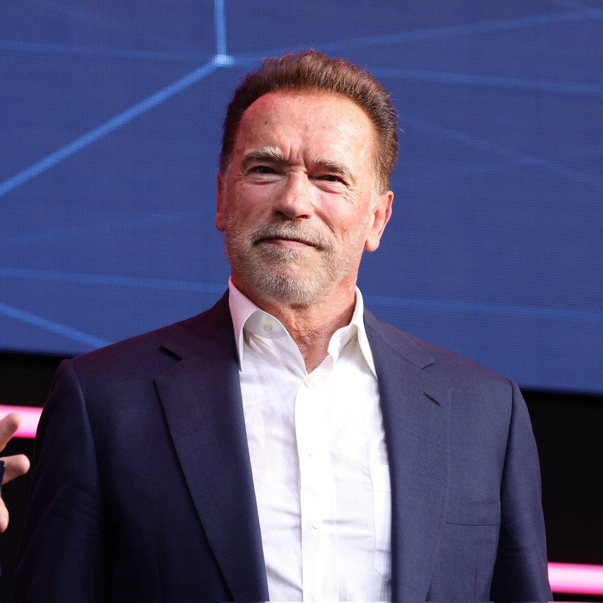 🚨🇺🇲ALERTE INFO: L’ex-gouverneur de Californie Arnold Schwarzenegger exige l’instauration d’une carte d’identité obligatoire pour voter dans tous les États-Unis et démolit les arguments de la gauche.

« Presque tous les pays d’Europe l’exigent, et pourtant notre participation