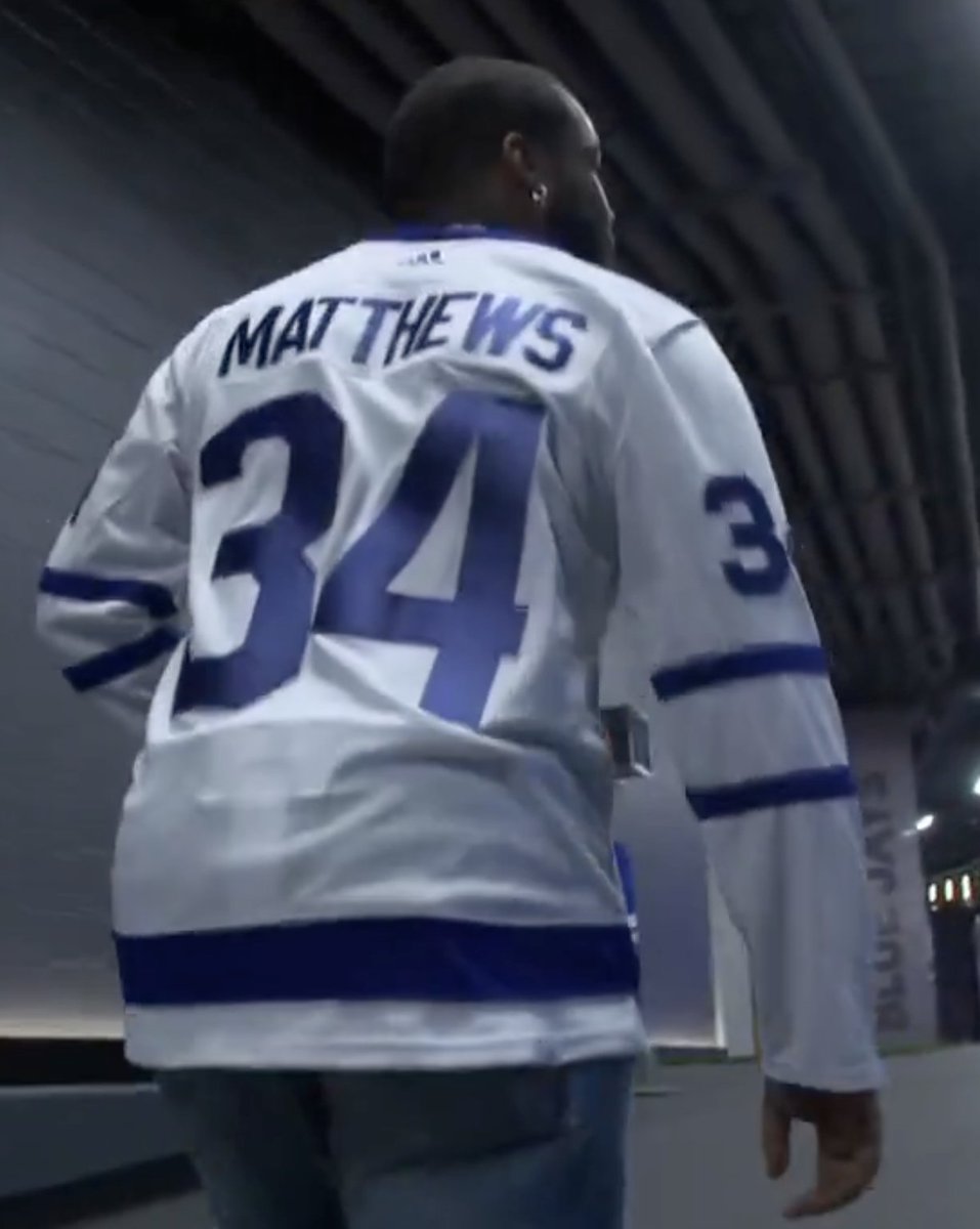TLNdc's tweet image. Vladimir Guerrero Jr. arrives for Game 7 wearing an Auston Matthews jersey 👀
📸: Sportsnet