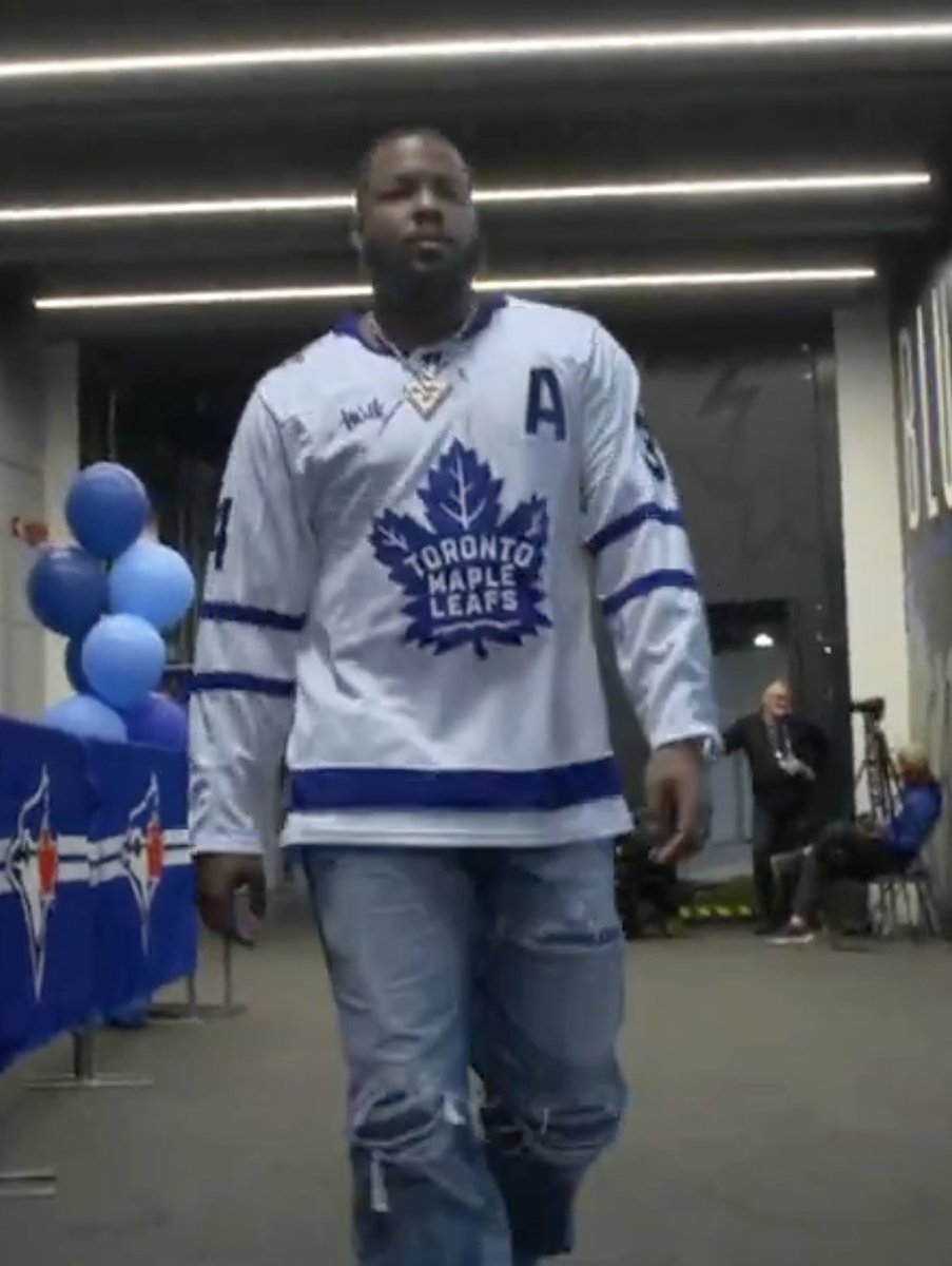 TLNdc's tweet image. Vladimir Guerrero Jr. arrives for Game 7 wearing an Auston Matthews jersey 👀
📸: Sportsnet