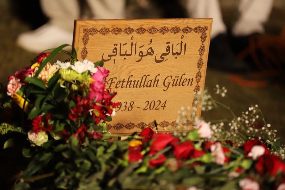 Dediler, o Baki birine yarmış,
Hiç durmadan ağlar,O’nu anarmış.
Bu gece göklerde düğünün varmış,
Ondan mı her şeyden geçtin sevdiğim

Fethullah Gülen Hocaefendi hazretleri