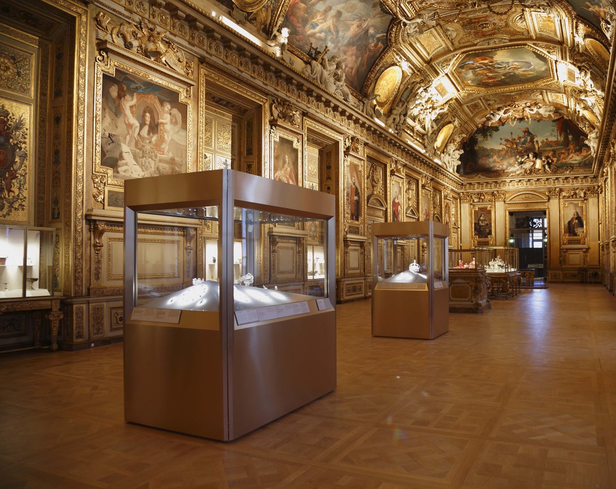 The theft of Napoleonic treasures in the Louvre followed  a change in the display cases in 2019. Before then, the Rococo display cases had armored glass and if disturbed the treasures would drop into a safe. They were later replaced by “modern” displays with normal glass.
