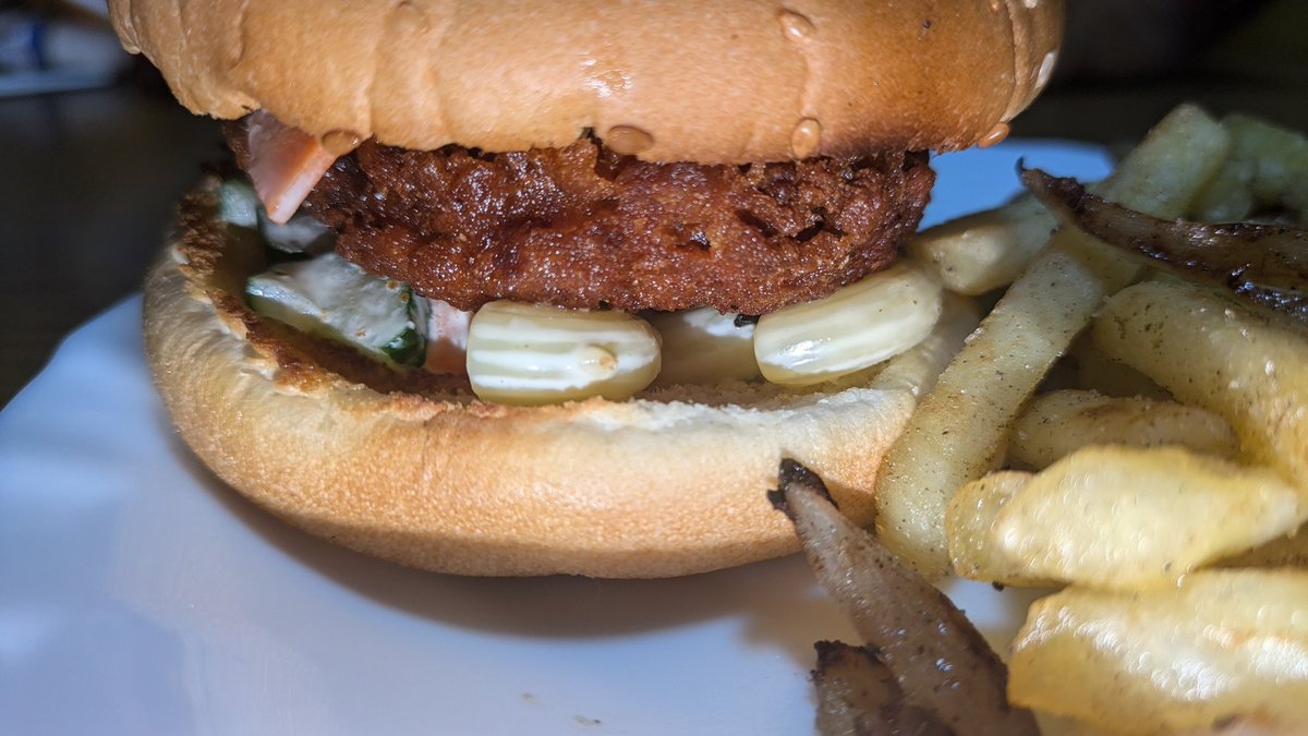 今日の精神関連（外伝）

ハンバーガーを作ってみたヨ！！

マカロニサラダとメンチカツを挟んでみたヨ！！

メチャ美味かったヨ！！
