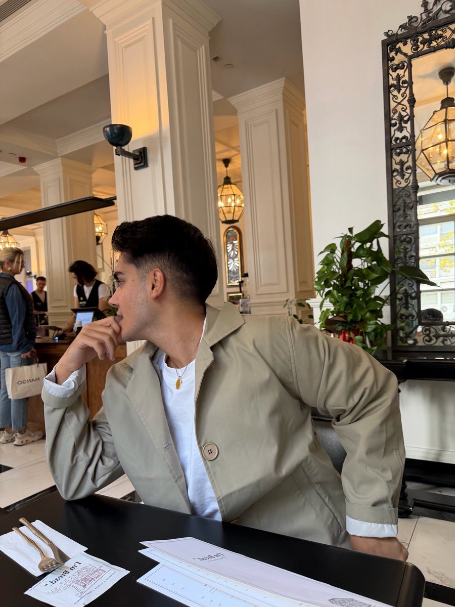 kameraya bakınca çirkin çıkan erkek pozudur mesela