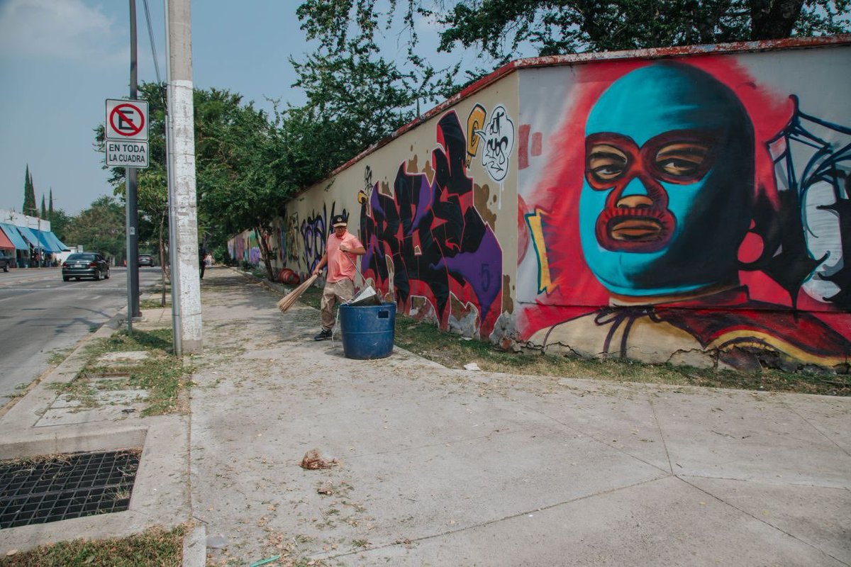 Durante esta temporada muchas familias acuden a los panteones de nuestra ciudad para visitar a sus seres queridos, por eso, estamos realizando labores de limpieza y mantenimiento en estos espacios.  

Vivamos y disfrutemos de nuestras tradiciones en corresponsabilidad, ayúdanos a