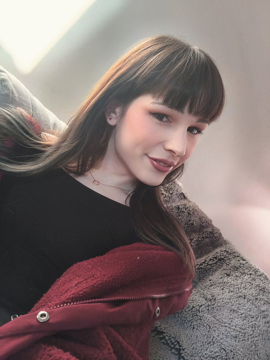 Joan_Atoms's tweet image. No work done. CVS tier makeup. HRT is magic.
