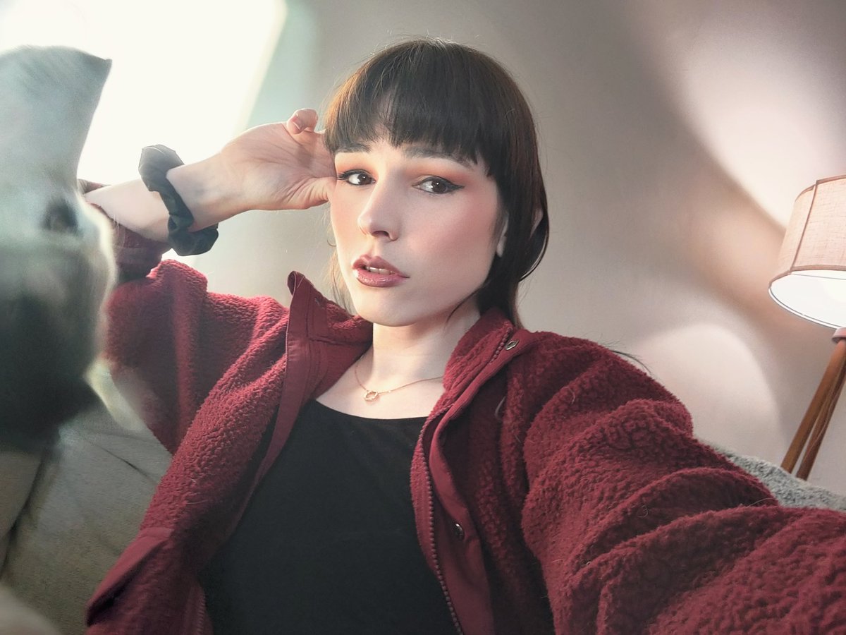 Joan_Atoms's tweet image. No work done. CVS tier makeup. HRT is magic.