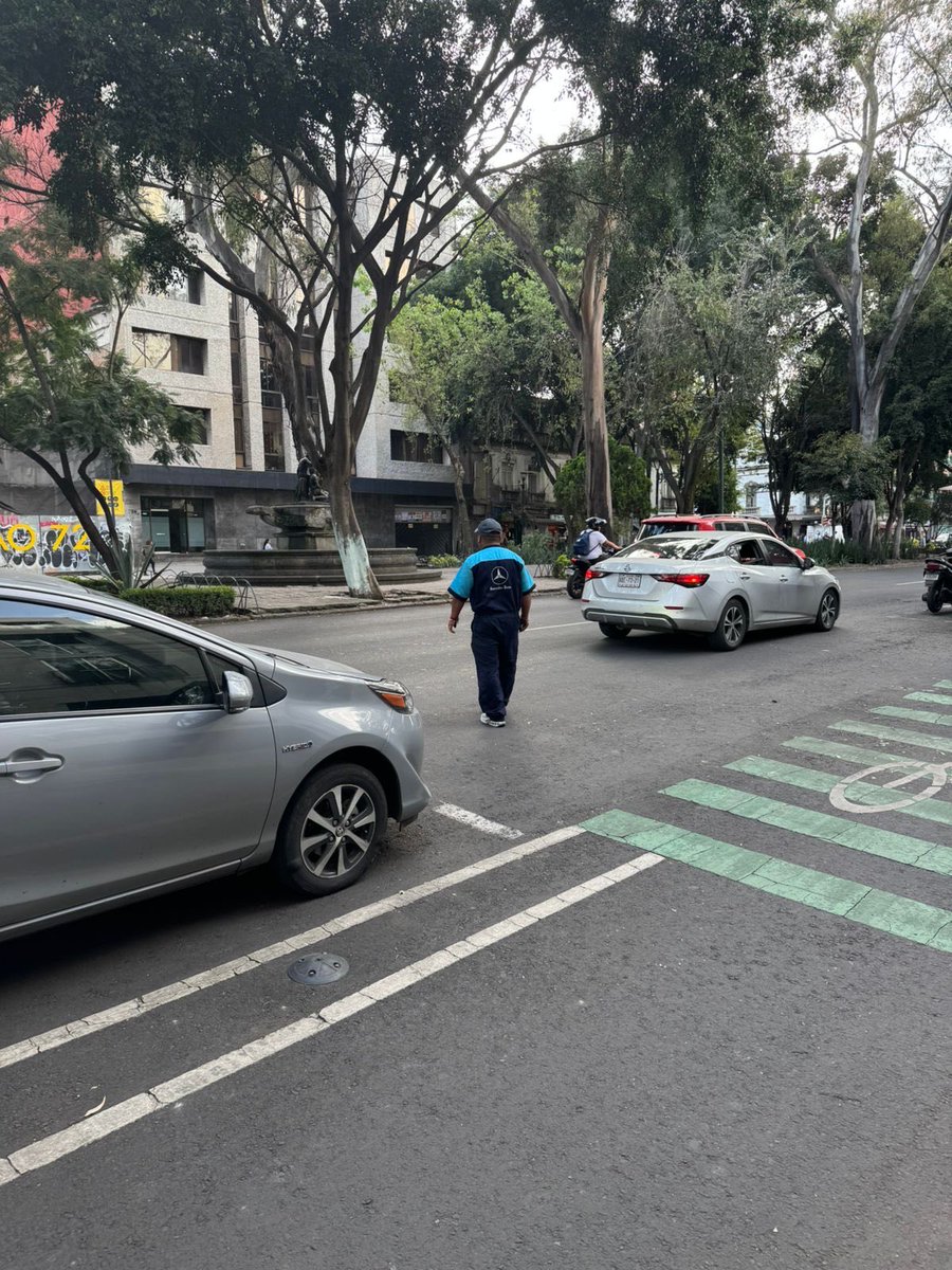 Banda de rateros, las mujeres te engañan diciéndote que tu llanta está ponchada. Y después aparece el del uniforme y otro Están sobre Av. Álvaro Obregón entre Mérida y Córdoba en la Roma Norte 
<a href="/SSC_CDMX/">SSC CDMX</a> <a href="/C5_CDMX/">C5 CDMX</a>  @AlcCuau <a href="/AlessandraRdlv/">Alessandra Rojo de la Vega</a> Manden patrullas a ver