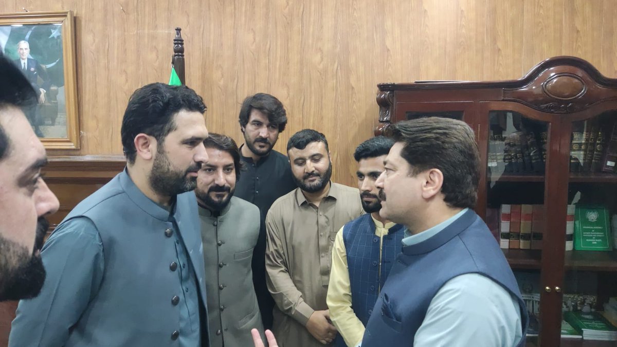 Fida Adeel (@fidaadeel1) on Twitter photo جس کو ہم لفٹ بھی نہیں کراتے تھے آج اس نے لفٹ اور احترام دونوں سے نوازا، بس اللہ آگے خیر ہی رکھے😎
<a href="/SohailAfridiISF/">Sohail Afridi</a> جس کو ہم لفٹ بھی نہیں کراتے تھے آج اس نے لفٹ اور احترام دونوں سے نوازا، بس اللہ آگے خیر ہی رکھے😎
<a href="/SohailAfridiISF/">Sohail Afridi</a>