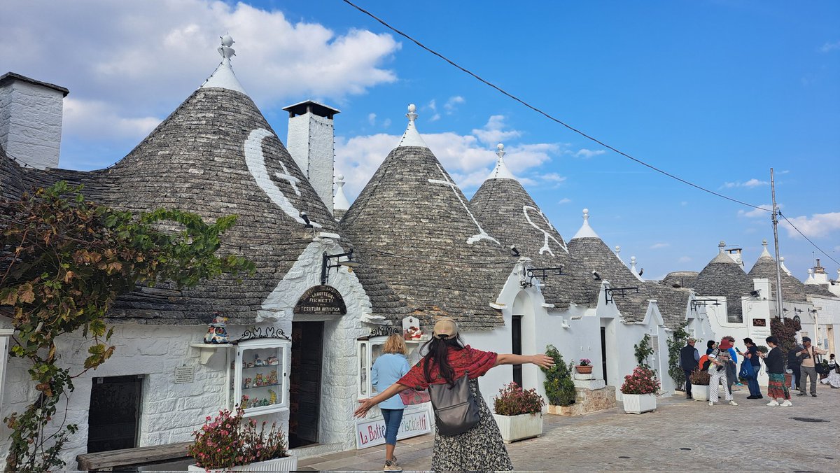 holabetty's tweet photo. 本日訪れた南イタリアのプーリア州にあるAlberobello。とんがり帽子のお家がいっぱい(昔の税金対策でこの形の家になったらしい)で、屋根には色んなマークが描かれて白くて可愛い街だった https://t.co/aCTb9MJJCe