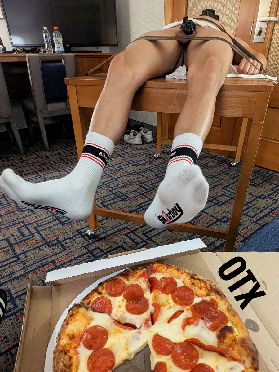 Wrapped up MIR with Show tunes at Sidetrack and grabbed some late nice dinner. <a href="/Chastityboypup/">Chastityboypup</a> in his <a href="/sk8erboy_com/">SK8ERBOY®️ The official Account</a> socks were great live entertainment for <a href="/soumisdc/">l’américain soumis</a> and I 🍕

⛓️ <a href="/theunderstory22/">theunderstory</a>