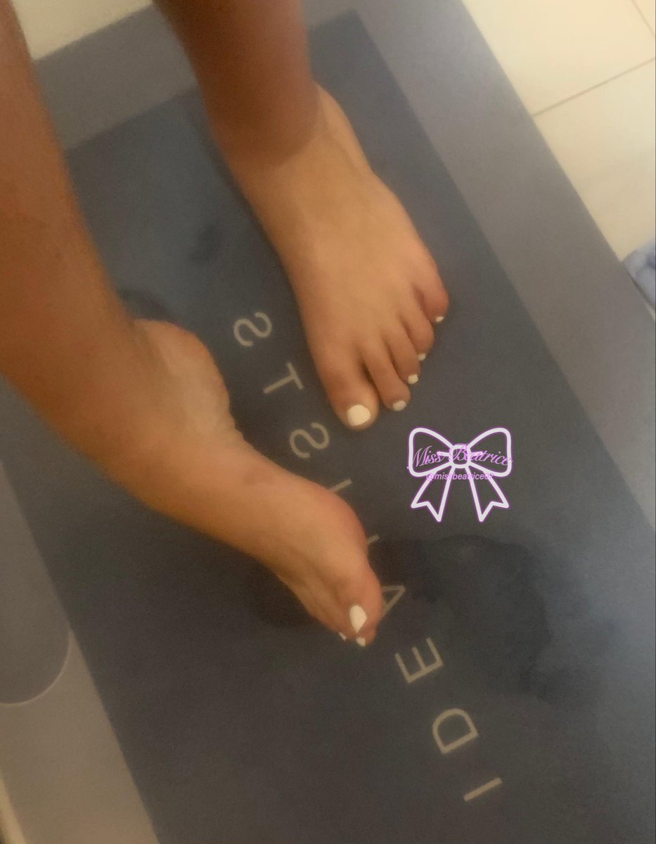 MissBeatrice07's tweet photo. cute little feet after a shower, who would like to lick?🐶 https://t.co/QLjjyjWudW