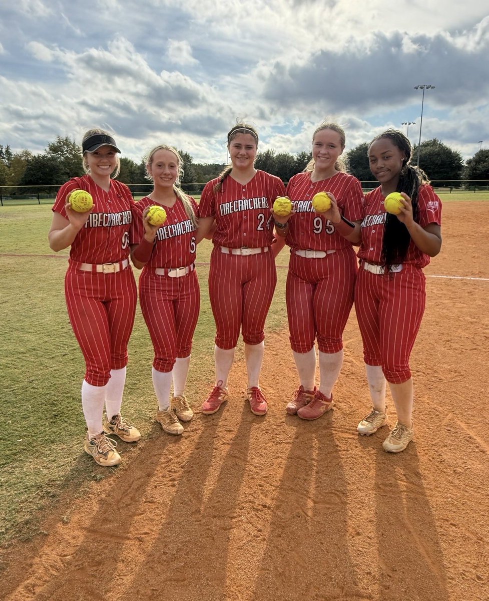 Alexahooks2027's tweet image. Had an awesome weekend guest playing with @FC_LaRousa! We went undefeated (6-0) at the DC Fastpitch Showcase in South Carolina! I hit .455 with a home run, two doubles, and a single. It was also a great weekend on the mound only allowing 1 ER. Such a fun weekend with this group!…