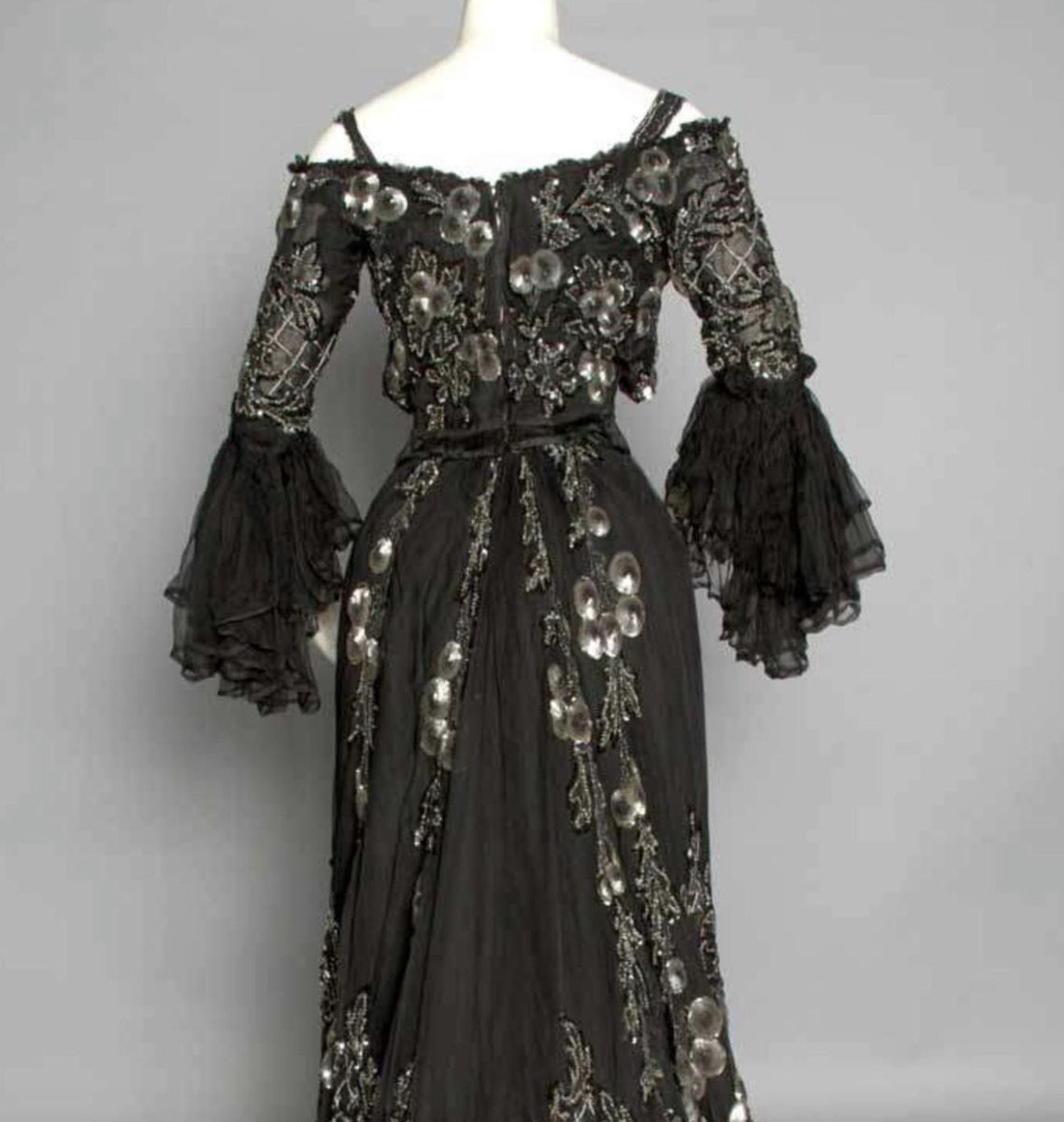 AnneLouiseAvery's tweet image. A 1905 necromantic black chiffon gown with milky henbane sequins, arranged in spell-soaked patterns. For unmasking those with half-veiled cruelties &amp;amp; mundane spite, &amp;amp; toppling tyrants with souls so rat-gnawn they can&apos;t even be sewn back together.