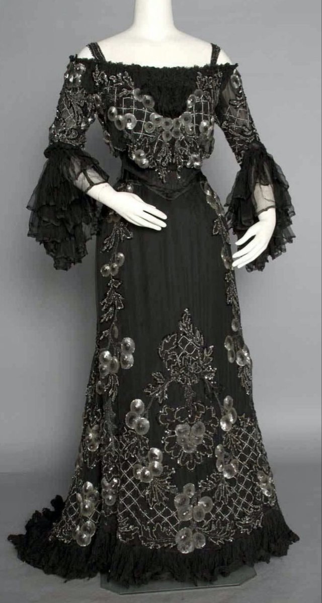 AnneLouiseAvery's tweet image. A 1905 necromantic black chiffon gown with milky henbane sequins, arranged in spell-soaked patterns. For unmasking those with half-veiled cruelties &amp;amp; mundane spite, &amp;amp; toppling tyrants with souls so rat-gnawn they can&apos;t even be sewn back together.