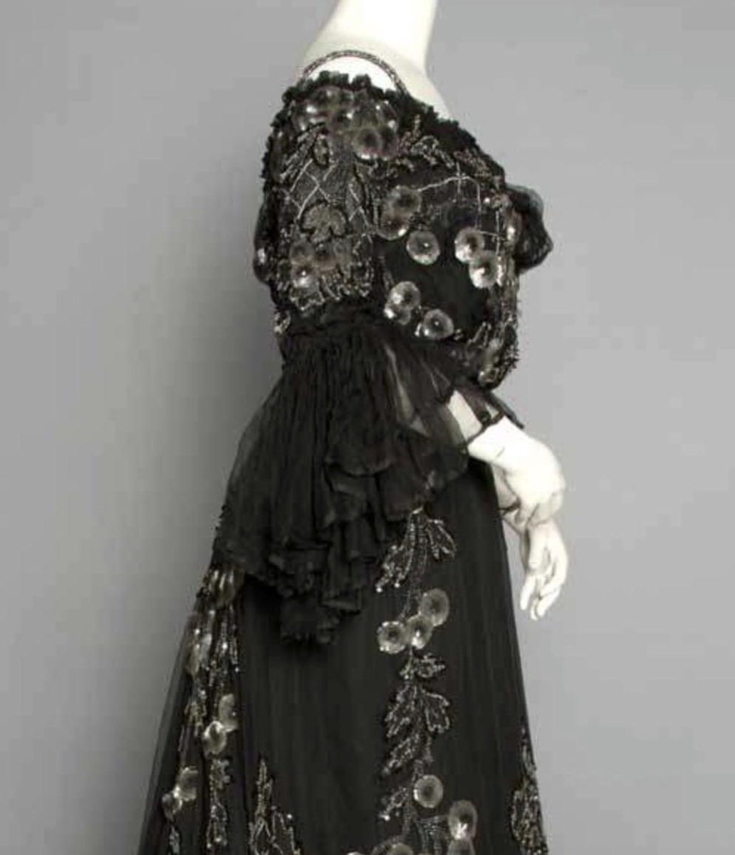 AnneLouiseAvery's tweet image. A 1905 necromantic black chiffon gown with milky henbane sequins, arranged in spell-soaked patterns. For unmasking those with half-veiled cruelties &amp;amp; mundane spite, &amp;amp; toppling tyrants with souls so rat-gnawn they can&apos;t even be sewn back together.