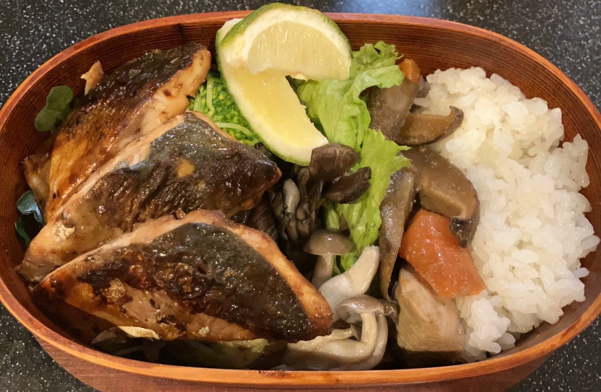 減量弁当77
鯵の生姜焼き・鳥ごぼう

今夜はハイカロリーになるので、ごはんを少なめにして。