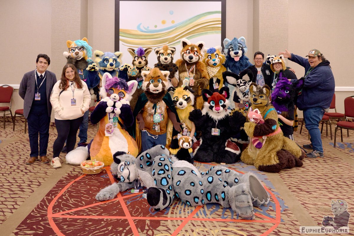 The "Cult of the Wah" meetup had its first successful "sneprifice" at #BLFC2025 😂 #fursuit 

🐆 - <a href="/thesneppyest/">Mihlo</a> 
📸 - <a href="/EuphieEuphoria/">Euphoria </a>
