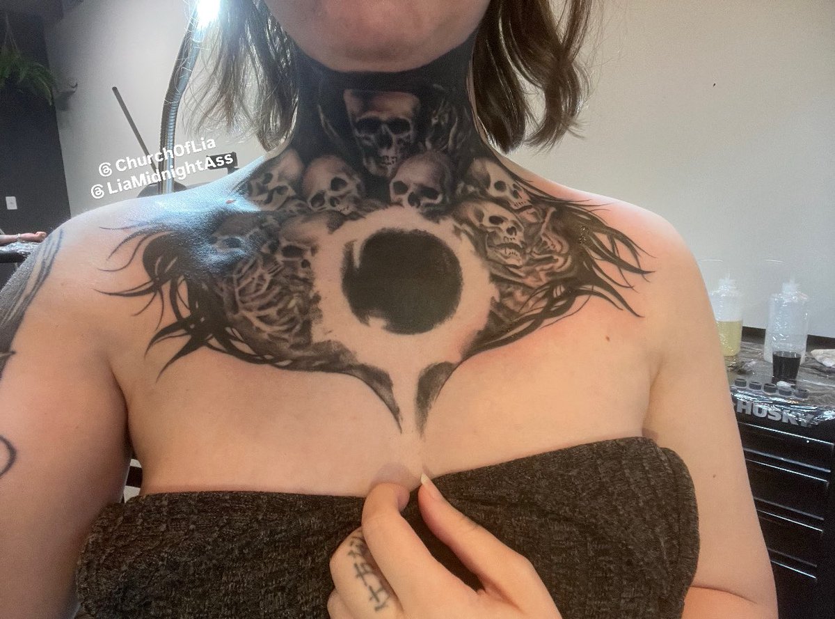 LiaMidnightAss's tweet photo. Another 8 hour session finished! All of the black and greys are finished but I was so swollen at the end of everything. I love having the blackout at my neck but damn did it hurt. Gravelord Nito is finished 🖤 The dark sign will be completed soon after I’ve had some time to heal https://t.co/NzUGCpChh0