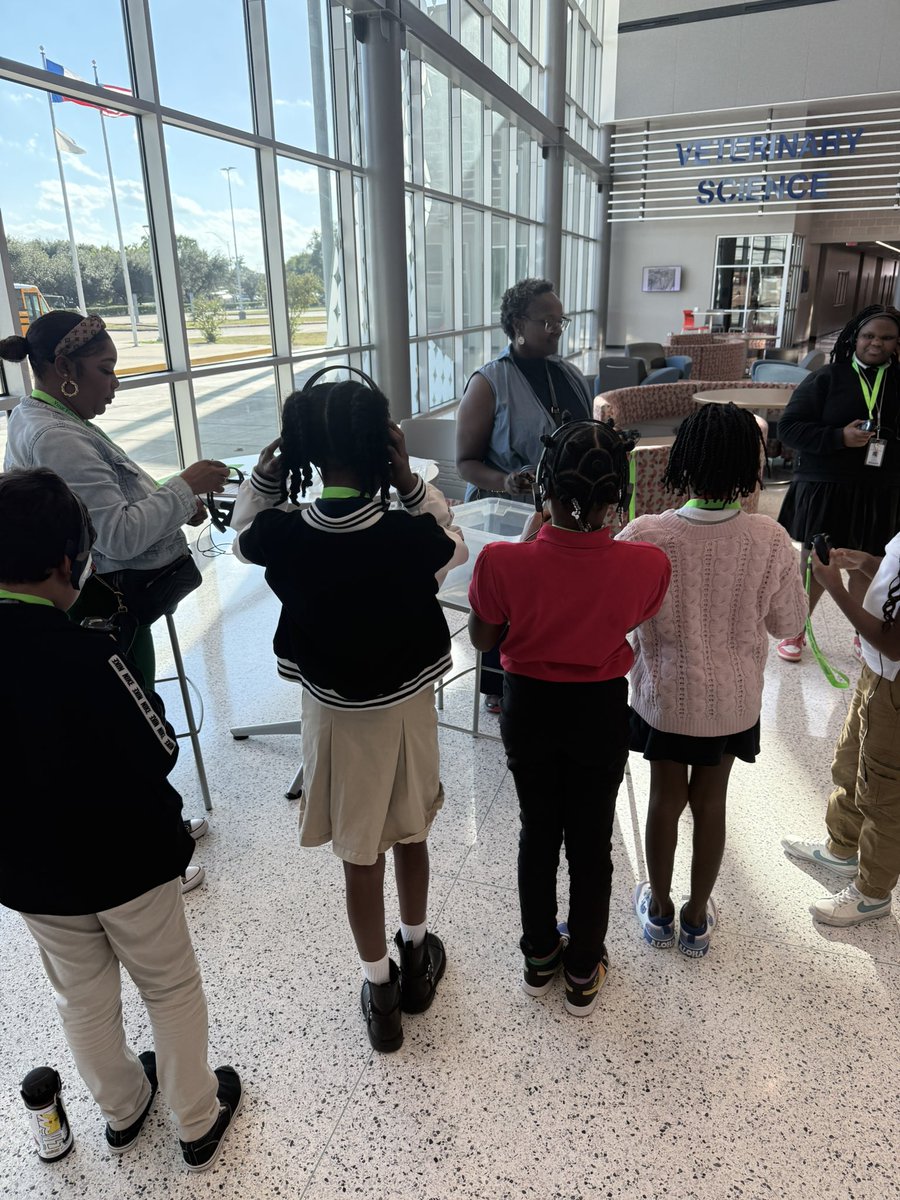 Henderson_CIA's tweet photo. We are sooooooo EXCITED! Today is our 1st Day of our CIA and CTE Collaboration!! @budewigbulldogs CIA are taking a tour! @AliefISD_CIA @Alief_Career @AliefISD @AliefFedGrants @budewigbulldogs #ADayinCIA https://t.co/xqEiLGELYS
