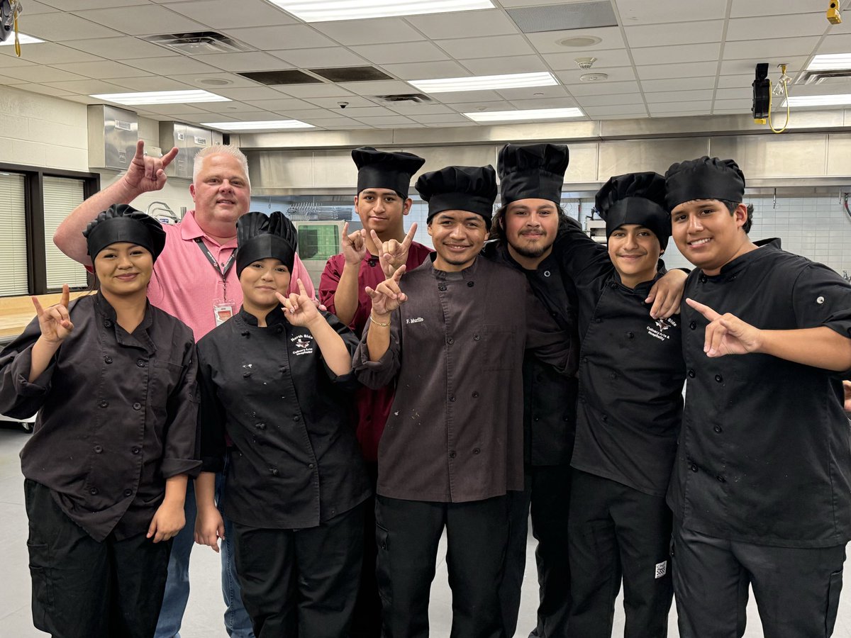 mannydlc2's tweet image. My job is so hard! 😉
I taste tested these beautiful dishes for my culinary arts students. Way to go kiddos! #ElevateEverything