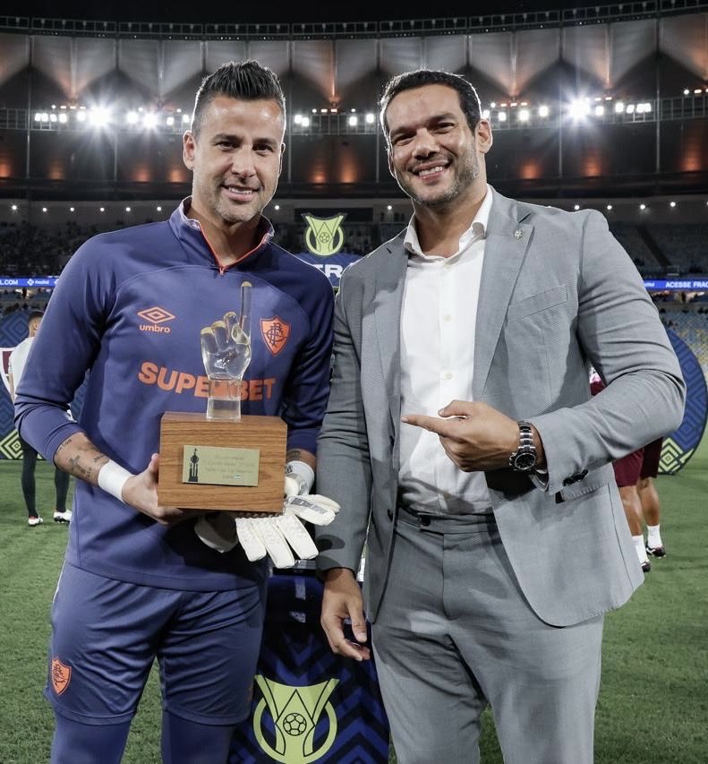 FluminenseFC's tweet photo. Antes do clássico, o goleiro Fábio recebeu das mãos do presidente da CBF, Samir Xaud, uma homenagem ao recorde de partidas disputadas por um jogador de futebol na história do esporte. 

Gigante, ídolo! 1️⃣🇭🇺 https://t.co/JCBTeRu3CP