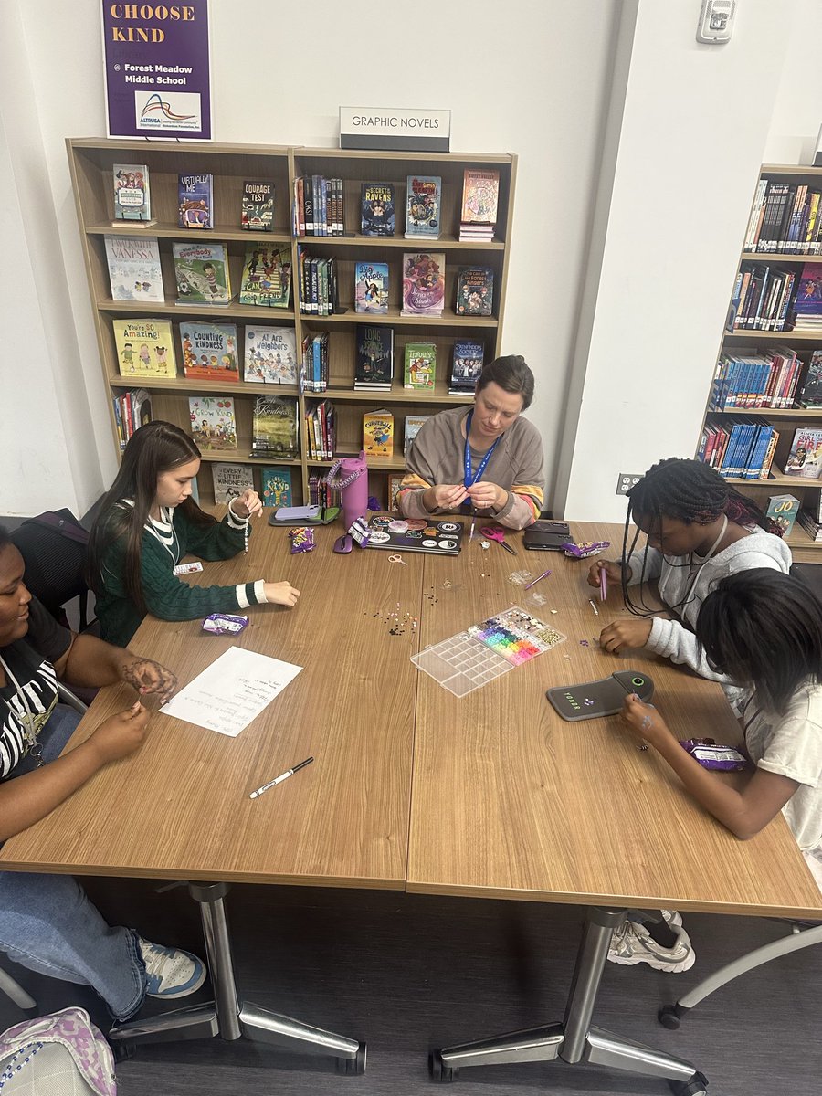sburtrisd's tweet image. The @ForestMeadowMS TOPS club spent the afternoon making friendship bracelets for new Chargers who enroll💜 This is what the FMMS culture is all about-kindness, connection &amp;amp; community! #chartingourcourse #DreamBigRISD