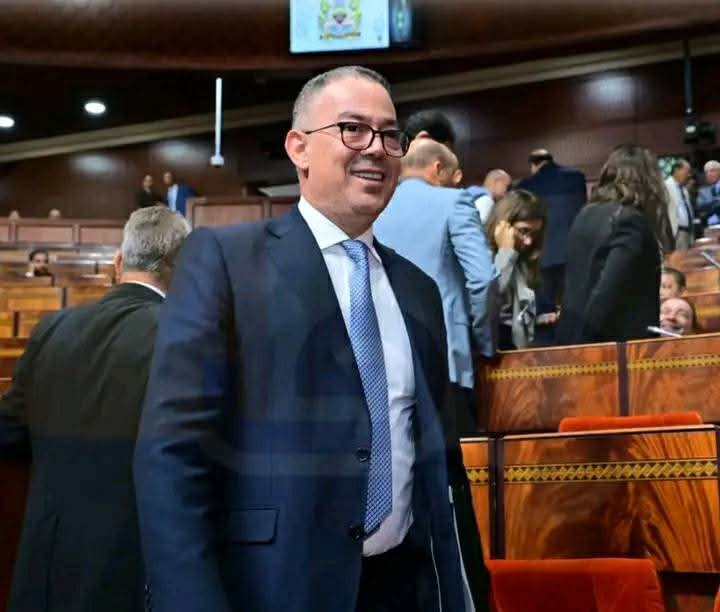 كمل الماتش وهز الكاس 🏆 أخد الصور التذكارية و مع 03 ديال الصباح شد ✈️18 ساعة ديال الطيارة وجابها مباشرة البرلمان انتهى من جلسة داز جتماع مع منتخب U17.. 
إنه فوزي لقجع"Super Man Marocains"لا يعرف النوم او الراحة 🎩..