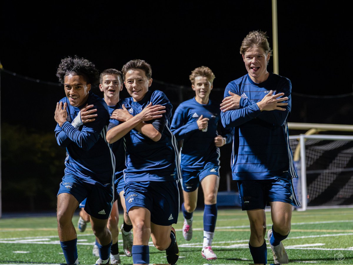 SoccerAwhs's tweet photo. Who's ready for chilly November soccer? Down 2-0 at half, DJ Tandy scores 4 goals to propel the Bishops to a 4-2 win and a spot in the state tournament.  8-5-3 with 2 games to play @goAWathletics @sports_ledger @GlobeSchools @Murray_Jack_ https://t.co/PYYzxnjQPe