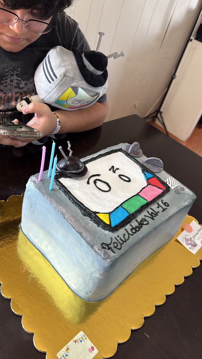 Val_the_duck's tweet photo. I had forgotten to upload my birthday cake here, it was on September 28th

Apoco no está perron?

#mrpuzzles #smg4 https://t.co/2AucgwyPHf