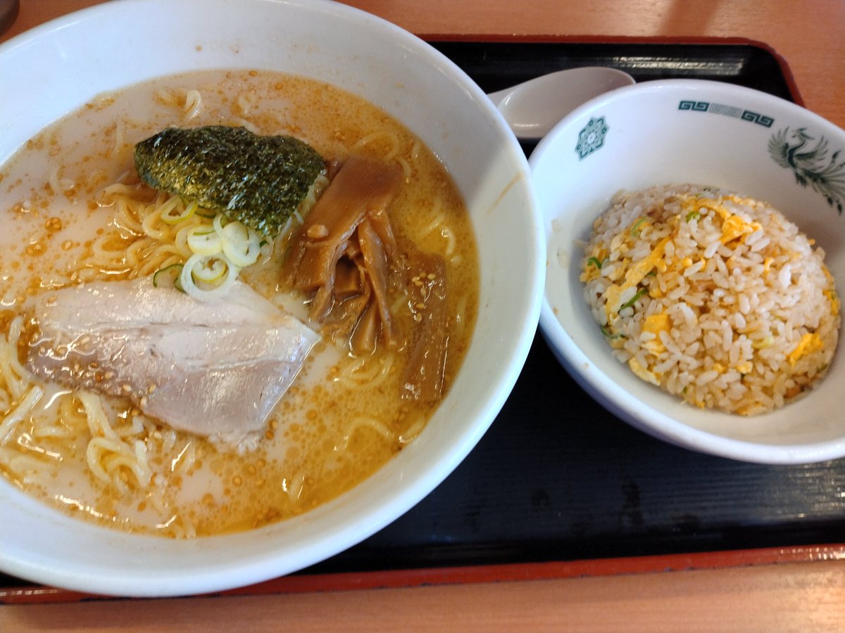 昨日のお昼　
豚骨ラーメン🍜大盛と半チャーハンセット850円
食べているうちに箸が硬いものに当たる🤔すくい上げると麺の塊。大盛分だな。

おはようございます🌂
今日は日高屋へは行きません
良い一日を👍