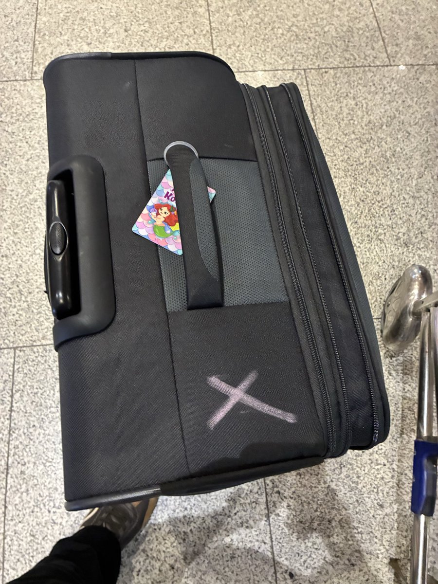 20_harsh's tweet photo. This is how luggage is “painted” &amp; spoiled by airport customs department for their “random checking”

&amp; when I asked custom officer as to why do they “paint” &amp; not put a sticker for such checks then he told us “sir procedure” 👎😡

@nsitharamanoffc @narendramodi @JM_Scindia https://t.co/qmaWir0WvB