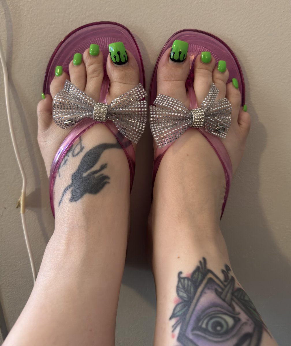 Its time for a new pedi! Any ideas?

#longtoenails #bbwfeet #prettyfeet