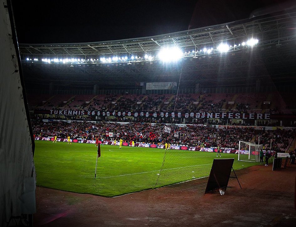 rahmetli kardeşim bugün aramızda olsa  bu eşsiz işlere imza atan kardeşlerimizle anında bağ kurar; her pankartta ne işi varsa bırakıp elinde fırça statta sabahlardı.gözyaşımıza onur ve gurur katan,akıl edip emek veren herkesten allah razı olsun.ruhları şad olsun.