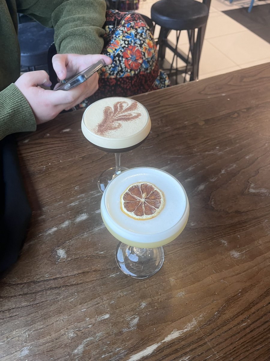 giosiliou's tweet photo. surprise de mes collègues et cocktail à l’aéroport https://t.co/4ZmyjFSDDz