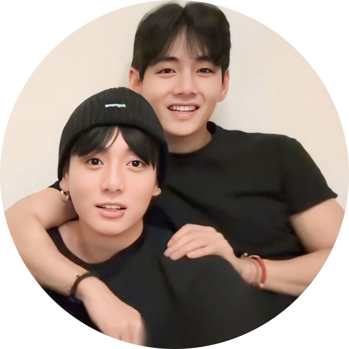 The timing of the hate campaign against Taehyung just when Bongo is in more legal trouble it's very sus.
Always the hate and rumors are against Taehyung or Jungkook, why? Haven't they renewed yet?
I don't  think so...
Is this another way to pressure them? With HB anything is
