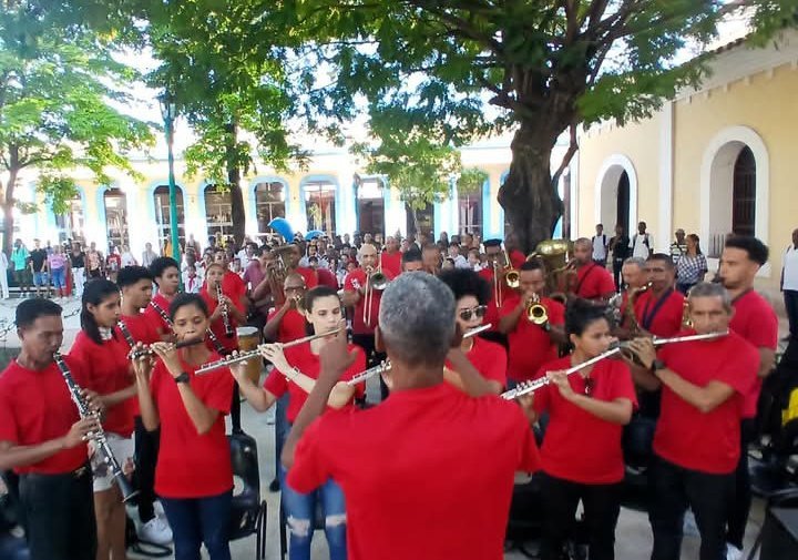 Desde el parque José Martí de la provincia de #Guantánamo, celebramos este 20 de Octubre el Día de la Cultura Cubana con el canto del Himno de Nacional por estudiantes de la Escuela Profesional de Música Antonia Luisa Cabal y la Banda Provincial de Conciertos. #CubaEsCultura