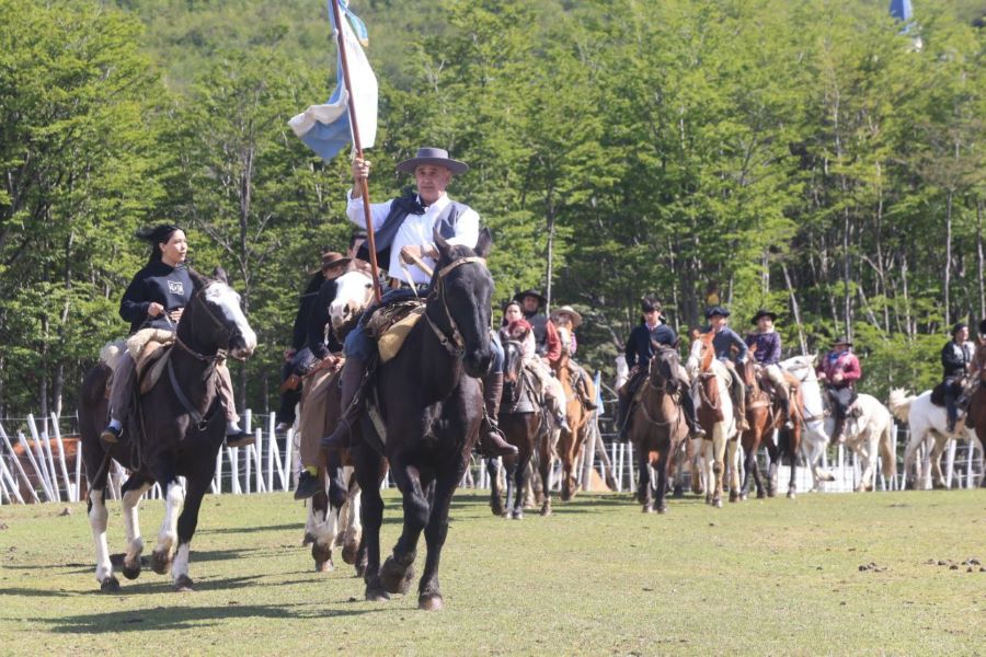 Celebraron el Día de la Madre con una jineteada de ‘Gauchos Fueguinos’ en Ushuaia <a href="/UshuaiaMuni/">UshuaiaMunicipalidad</a>  informacionestdf.com.ar/contenido/7493…