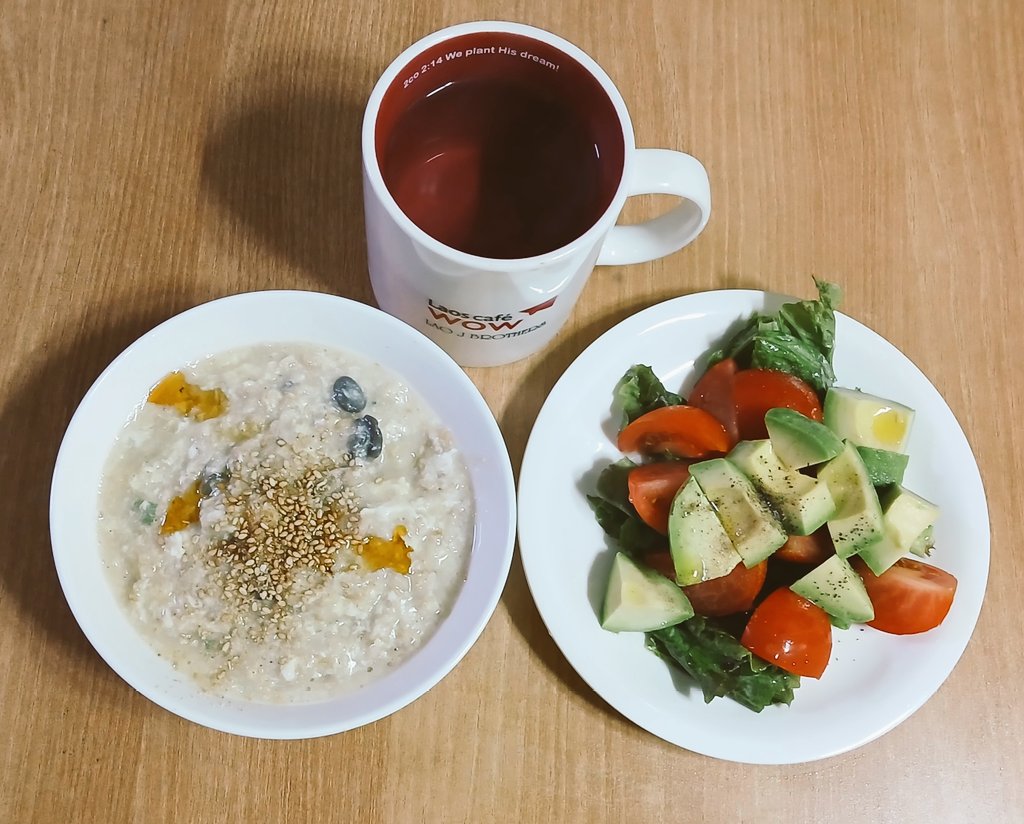 hasu_youka's tweet photo. おはようございます☁️
今朝の体重は、62.8kg 
昨日からぐっと気温が下がり、只今外は４℃😬　2日前まで半袖着てたのに ....
衣替えできずにいたけど今度こそしないといけないかな…

今日は日勤。ぼちぼち行って来ます👋

#体重測定
#韓国生活
#おうちごはん 
#オートミールきのこ粥 https://t.co/IFKMoe3aw9