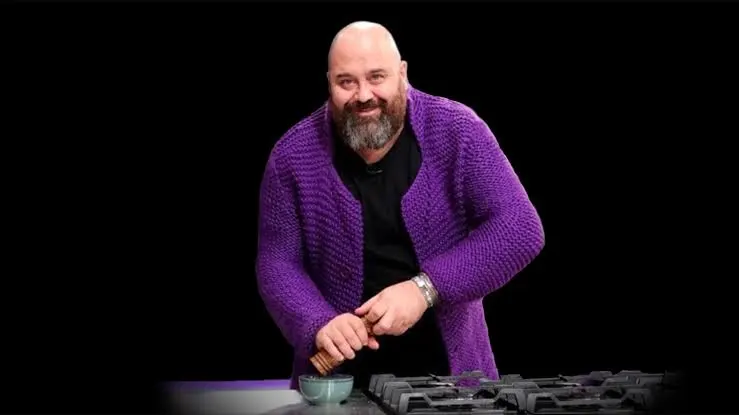 MasterChef Somer Sivrioğlu: "Türkiye'de futbol, 17 takımın Fenerbahçe'ye karşı oynadığı bir oyundur. Hangi takıma sorsanız, 'en büyük rakibimiz Fenerbahçe' der."  (Hodri Meydan)