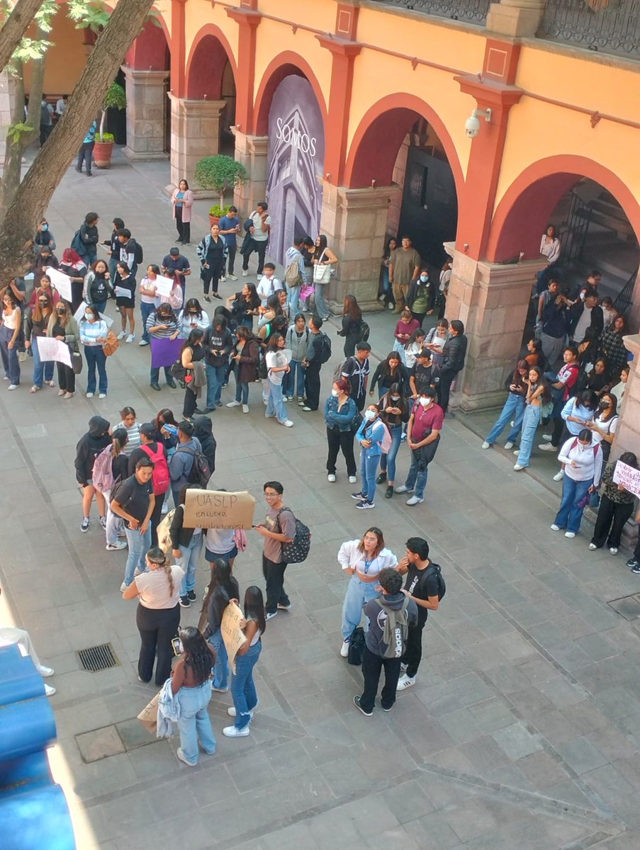 EmisorSLP's tweet photo. https://t.co/3DIN8jVpAw Protestan estudiantes de Derecho de la UASLP por presunto @bus0 https://t.co/FoqrUfiV6X