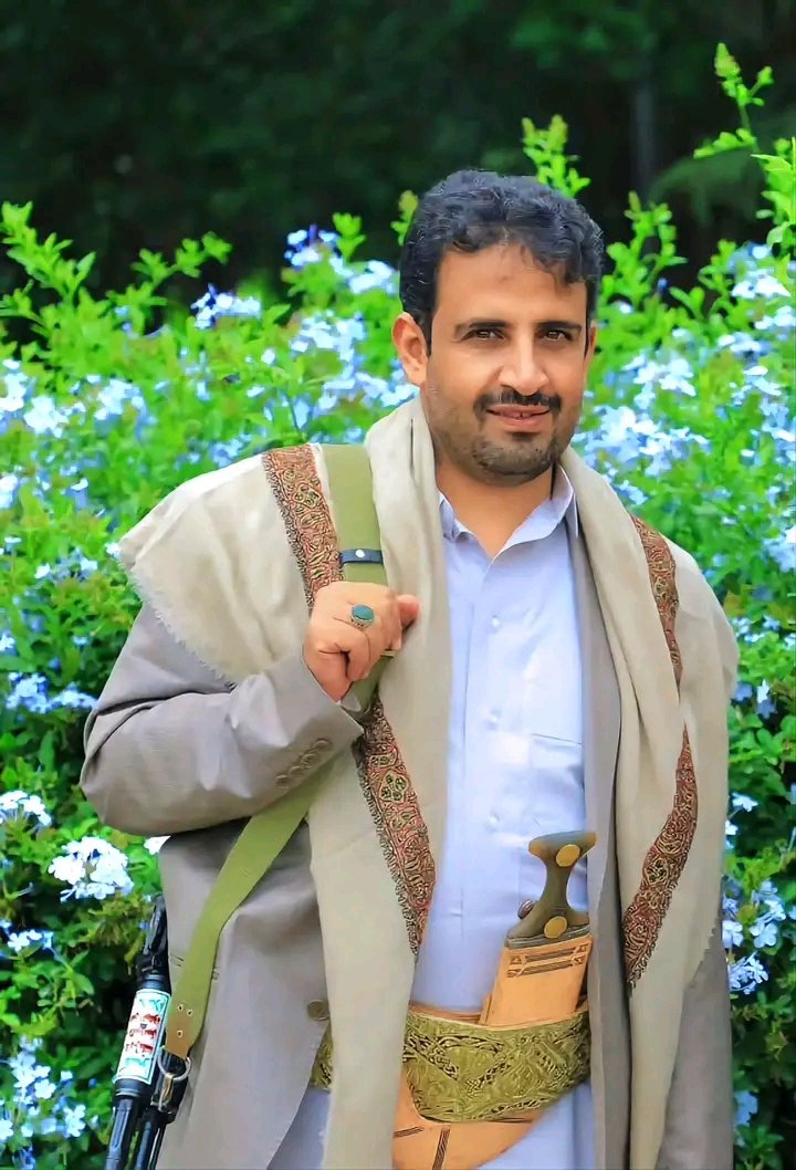 في عينه الرحمه ونظراته لجرحي بلسمه
والبأس في يمناه للأعداء من نار السعير

طاغوت أمريكا وإسرائيل بيده هدمه
وصار أقوى جيش في العالم حقير

هاشم رفع قدره الهي كرمه
نيل الشهاده فوز يا نعم المصير

#مالك_الهاشمي