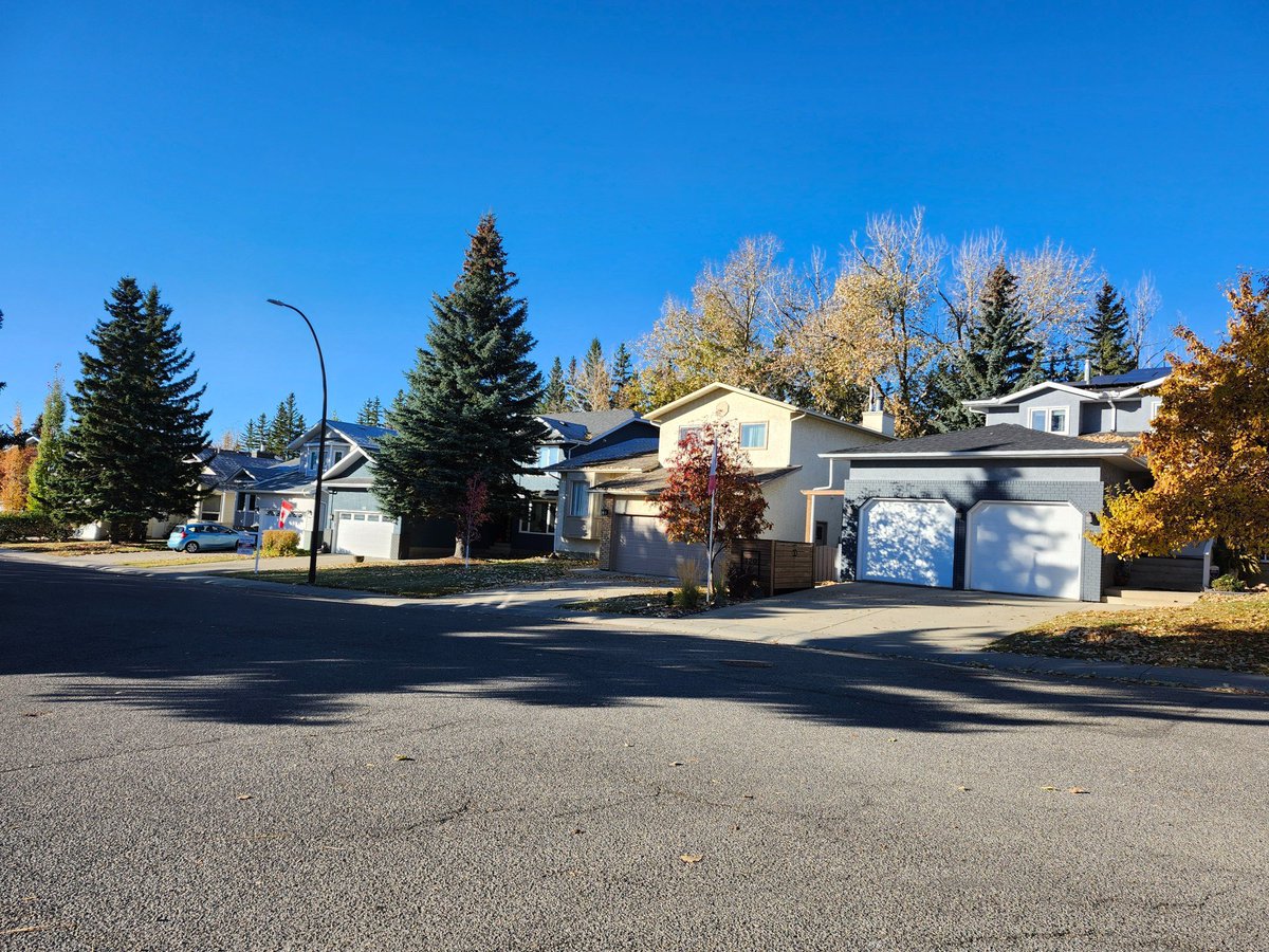 WalkingCalgary's tweet photo. Here are a few photos from our time in #Millrise earlier today.
#Calgary #yyc https://t.co/ZWapsOyTtQ