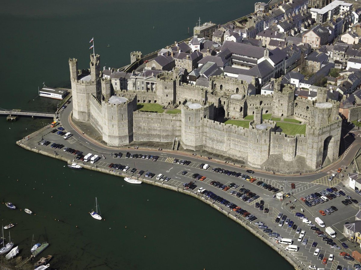 NathanCJHood's tweet image. Caernarfon Castle cost £20000 to build in the 1290s.

That was about 1% of GDP for Edward I’s England. The equivalent is about 6 billion for the UK economy, which is something like a large scale infrastructure project.