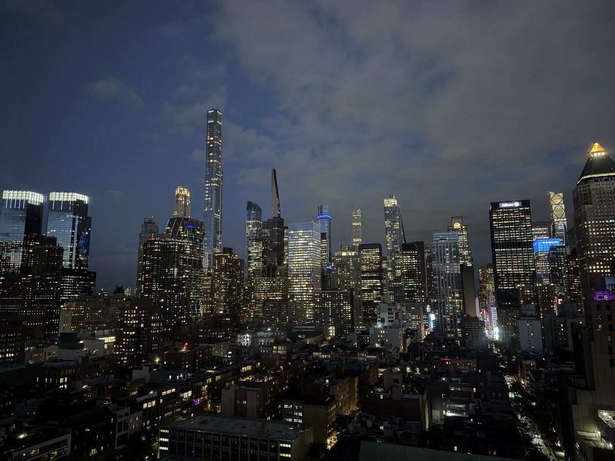 KathrynProciv's tweet photo. I love the shorter days of autumn because I get re-acquainted with the city. #MorningShowProblems West view 🤝 east view. 🌆 🌃 https://t.co/7jcn1F7XNP