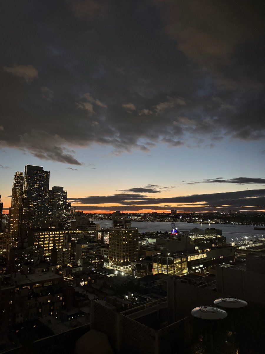 KathrynProciv's tweet photo. I love the shorter days of autumn because I get re-acquainted with the city. #MorningShowProblems West view 🤝 east view. 🌆 🌃 https://t.co/7jcn1F7XNP