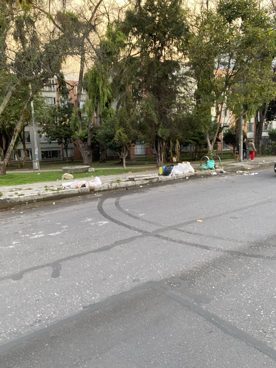 miguef14's tweet photo. @AguasBogota @Uaesp Cerca al parque de Niza 9. https://t.co/sngqjcumq9